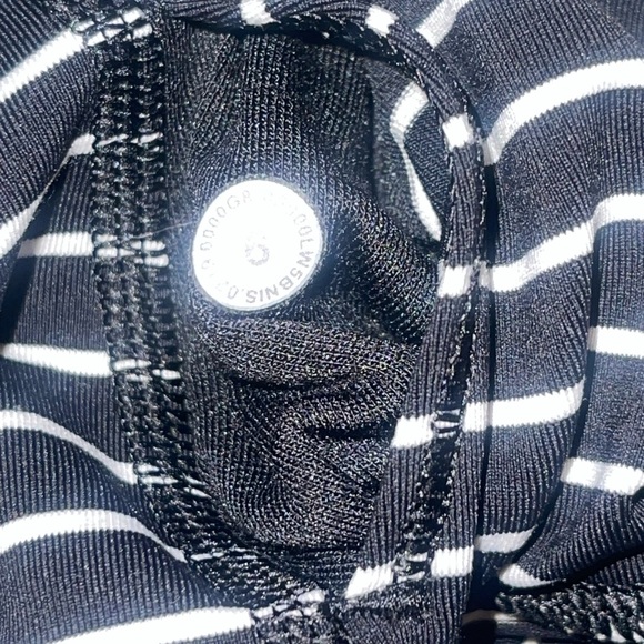 #43 Lululemon Wunder Under Pant
Parallel Stripe Black White / Black Sz 6 - Picture 12 of 12